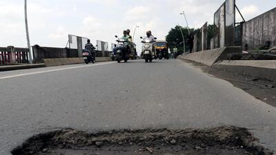 Kalyan, India - September 17, 2021: Big pothole on Subhash Bridge (ROB) that connects Kalyan and Ulhasnagar cities, in Kalyan, India, on Friday, September 17, 2021. (Photo by Rishikesh Choudhary/ Hindustan Times) (HT PHOTO)