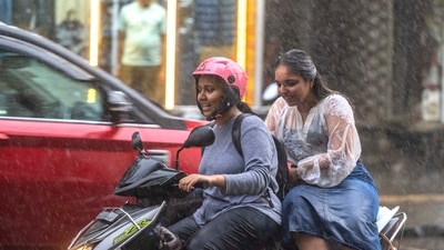 People travelling in the the rain at Tardev in Mumbai. (Satish Bate/HT) People travelling in the the rain at Tardev in Mumbai. (Satish Bate/HT)