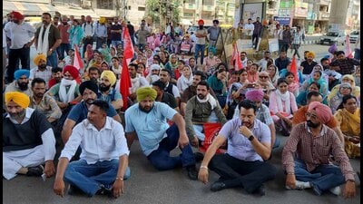NSQF teachers holding a protest against state government’s unfulfilled promises in Ludhiana on Sunday. (HT Photo)