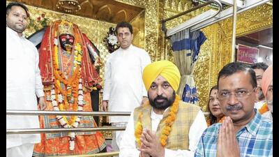 Punjab chief minister Bhagwant Mann and Aam Aadmi Party national convenor Arvind Kejriwal offer prayers at the Kali Mata Mandir in Patiala on Sunday. (ANI) Punjab chief minister Bhagwant Mann and Aam Aadmi Party national convenor Arvind Kejriwal offer prayers at the Kali Mata Mandir in Patiala on Sunday. (ANI)