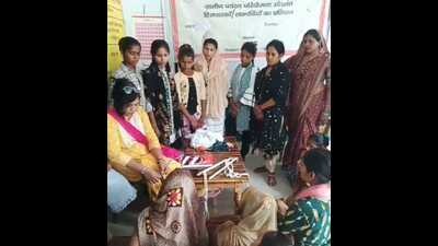 Rural women are trained by experts in different crafts in Prayagraj (HT ) Rural women are trained by experts in different crafts in Prayagraj (HT )