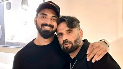 Suniel Shetty recalls meeting KL Rahul for the first time at the airport. Suniel Shetty recalls meeting KL Rahul for the first time at the airport.