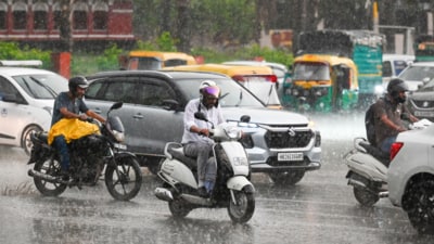Waterlogged roads slow down morning traffic in parts of Delhi (HT Photo) Waterlogged roads slow down morning traffic in parts of Delhi (HT Photo)