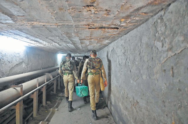 Soldiers inside the culvert. (Vipin Kumar/HT Photo)