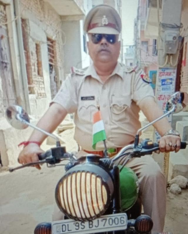 Sub-inspector Virendra Mishra, originally from Etawah district and currently posted as the reader to the assistant commissioner of police (ACP) of the Ankur Vihar circle in Ghaziabad police commissionerate. (HT Photo) Sub-inspector Virendra Mishra, originally from Etawah district and currently posted as the reader to the assistant commissioner of police (ACP) of the Ankur Vihar circle in Ghaziabad police commissionerate. (HT Photo)