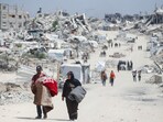 Palestinians make their way with belongings as they flee their homes after the Israeli military issued orders of evacuation from the northern Gaza Strip, May 22, 2025. REUTERS/Mahmoud Issa