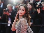 A new video surfaced on social media shows Alia's necklace getting unhooked and almost slipping off. A new video surfaced on social media shows Alia's necklace getting unhooked and almost slipping off.