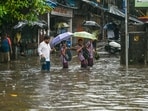 Disaster management minister Girish Mahajan visited the state disaster control room in Mantralaya and took stock of the rail and road traffic issues amid waterlogging due to heavy rain. He said that authorities are working to drain the water.&nbsp;