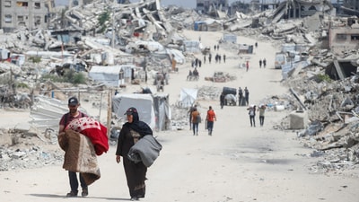 Palestinians make their way with belongings as they flee their homes after the Israeli military issued orders of evacuation from the northern Gaza Strip, May 22, 2025. REUTERS/Mahmoud Issa (REUTERS)