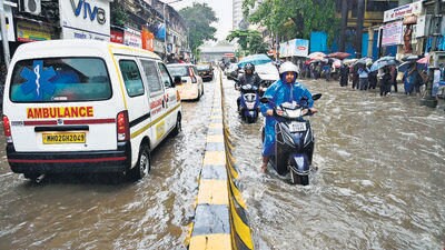 Several South Mumbai areas, including Colaba, Breach Candy, Kemps Corner, Fort, Churchgate, Marine Drive, reported severe waterlogging. (Anshuman Poyrekar/ Hindustan Times)