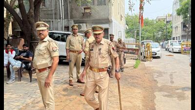 Police deployed outside the residence of SP MP Ramji Lal Suman in Agra on May 26. (HT photo) Police deployed outside the residence of SP MP Ramji Lal Suman in Agra on May 26. (HT photo)