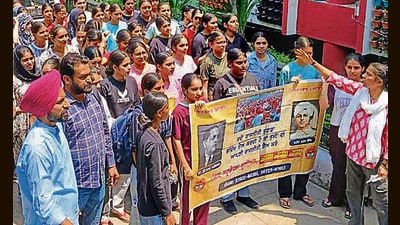 Punjab Students Union along with students of Government College for Girls protest outside the DC office in Ludhiana on Monday. (HT Photo) Punjab Students Union along with students of Government College for Girls protest outside the DC office in Ludhiana on Monday. (HT Photo)