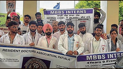 Resident doctors and MBBS interns at Government Medical Colleges in Patiala during the protest on Monday. (HT Photo)