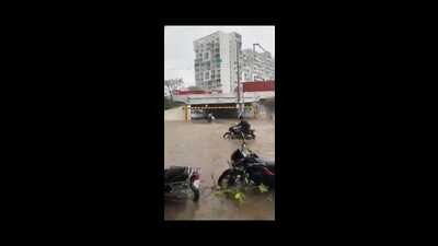 There was heavy waterlogging on the NHAI highway, service roads and closure of the underpass in Wakad on Monday, said officials. (HT) There was heavy waterlogging on the NHAI highway, service roads and closure of the underpass in Wakad on Monday, said officials. (HT)