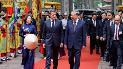 France's President Emmanuel Macron (C-L) and Vietnam's General Secretary of the Communist Party To Lam (C-R) arrive for a lunch at the Temple of Literature in Hanoi on May 26, 2025. (Photo by Ludovic MARIN / POOL / AFP) (AFP) France's President Emmanuel Macron (C-L) and Vietnam's General Secretary of the Communist Party To Lam (C-R) arrive for a lunch at the Temple of Literature in Hanoi on May 26, 2025. (Photo by Ludovic MARIN / POOL / AFP) (AFP)
