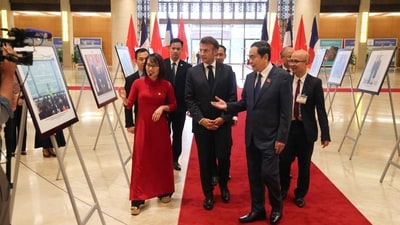 France's President Emmanuel Macron (2nd L) and Vietnam's Chairman of the National Assembly Tran Thanh Man (2nd R) visit a photo exhibition on French-Vietnamese diplomatic relations at the hall of the National Assembly in Hanoi on May 26, 2025. (Photo by Ludovic MARIN / AFP) (AFP) France's President Emmanuel Macron (2nd L) and Vietnam's Chairman of the National Assembly Tran Thanh Man (2nd R) visit a photo exhibition on French-Vietnamese diplomatic relations at the hall of the National Assembly in Hanoi on May 26, 2025. (Photo by Ludovic MARIN / AFP) (AFP)
