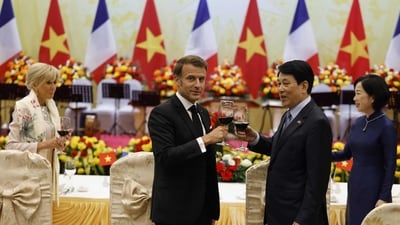 Vietnam's President Luong Cuong (2R) raises a toast with his French counterpart Emmanuel Macron (2L) as their respective wives Nguyen Thi Minh Nguyet (R) and Brigitte Macron look on during a state dinner at the International Convention Center in Hanoi on May 26, 2025. (Photo by Ludovic MARIN / AFP) (AFP) Vietnam's President Luong Cuong (2R) raises a toast with his French counterpart Emmanuel Macron (2L) as their respective wives Nguyen Thi Minh Nguyet (R) and Brigitte Macron look on during a state dinner at the International Convention Center in Hanoi on May 26, 2025. (Photo by Ludovic MARIN / AFP) (AFP)