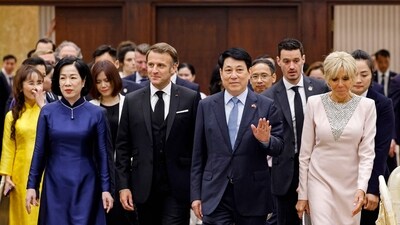 Vietnam's President Luong Cuong (5R) gestures alongside his French counterpart Emmanuel Macron (4L) as their respective wives Nguyen Thi Minh Nguyet (2L) and Brigitte Macron (2R) look on during a state dinner at the International Convention Center in Hanoi on May 26, 2025. (Photo by Ludovic MARIN / AFP) (AFP) Vietnam's President Luong Cuong (5R) gestures alongside his French counterpart Emmanuel Macron (4L) as their respective wives Nguyen Thi Minh Nguyet (2L) and Brigitte Macron (2R) look on during a state dinner at the International Convention Center in Hanoi on May 26, 2025. (Photo by Ludovic MARIN / AFP) (AFP)