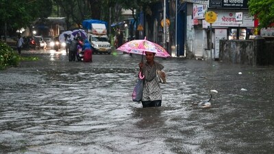 The southwest monsoon made its onset over Mumbai on Monday morning, announced the India Meteorological Department. This comes just a day after the monsoon arrived over Maharashtra on Sunday. (Raju Shinde/HT Photo) The southwest monsoon made its onset over Mumbai on Monday morning, announced the India Meteorological Department. This comes just a day after the monsoon arrived over Maharashtra on Sunday. (Raju Shinde/HT Photo)