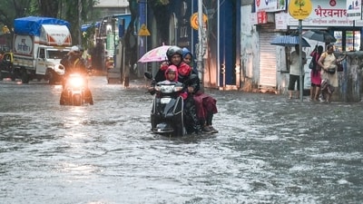 What started with a yellow alert from the IMD turned into a red alert as the day progressed, indicating that the city is likely to receive extremely heavy rain with lightning and gusty winds. (Raju Shinde/HT Photo) What started with a yellow alert from the IMD turned into a red alert as the day progressed, indicating that the city is likely to receive extremely heavy rain with lightning and gusty winds. (Raju Shinde/HT Photo)