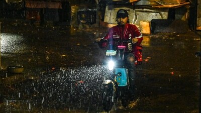 Maharashtra experienced its earliest arrival of the southwest monsoon in 35 years. The last time it occurred early was on May 20, 1990. Heavy rainfall have been battering the state with pre-monsoon rain over the last two days. (Raju Shinde/HT Photo) Maharashtra experienced its earliest arrival of the southwest monsoon in 35 years. The last time it occurred early was on May 20, 1990. Heavy rainfall have been battering the state with pre-monsoon rain over the last two days. (Raju Shinde/HT Photo)