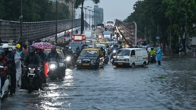 Thunderstorms with lightning and gusty winds affected visibility, resulting in traffic taking a major hit on a busy Monday morning in the financial capital. (Raju Shinde/HT Photo) Thunderstorms with lightning and gusty winds affected visibility, resulting in traffic taking a major hit on a busy Monday morning in the financial capital. (Raju Shinde/HT Photo)