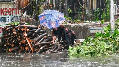 Mumbai Police personnel were seen assisting citizens navigate amid the incessant rainfall. In a separate message to the people, they said that officials and staff are on alert and ready to help Mumbaikars. (Raju Shinde/HT Photo) Mumbai Police personnel were seen assisting citizens navigate amid the incessant rainfall. In a separate message to the people, they said that officials and staff are on alert and ready to help Mumbaikars. (Raju Shinde/HT Photo)