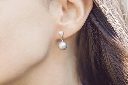 Classic pieces like pearls will take the centre stage in 2025. (Shutterstock)