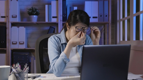 Staring at screens for too long puts a lot of pressure on your eyes, causing strain, dryness and fatigue. (Shutterstock) Staring at screens for too long puts a lot of pressure on your eyes, causing strain, dryness and fatigue. (Shutterstock)