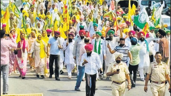 Union president Joginder Singh Ugrahan said the Aam Aadmi Party (AAP) government is oppressing the rights of farmers as they are not being allowed to raise their voice in support of their issues. (HT Photo)