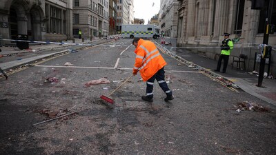 A worker sweeps the road near the scene after an incident where a car plowed into a crowd of Liverpool fans during a parade celebrating their side's Premier League soccer title, in central Liverpool, Britain, May 27, 2025. REUTERS/Phil Noble     TPX IMAGES OF THE DAY (REUTERS)