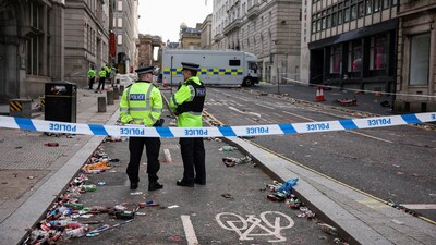 Police officers work at the scene after an incident where a car plowed into a crowd of Liverpool fans during a parade celebrating their side's Premier League soccer title, in central Liverpool, Britain, May 27, 2025. REUTERS/Phil Noble     TPX IMAGES OF THE DAY (REUTERS)