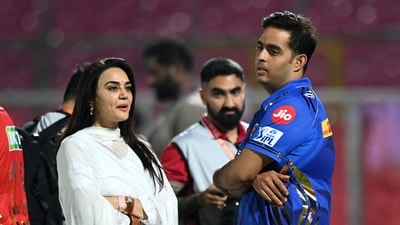 Punjab Kings co-owner and Bollywood actress Preity Zinta with Mumbai Indians owner Akash Ambani (REUTERS)