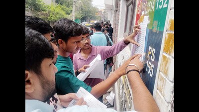 Candidates search for seat arrangements as they arrive to appear for the CUET-UG) 2025 exam. (ANI photo) Candidates search for seat arrangements as they arrive to appear for the CUET-UG) 2025 exam. (ANI photo)