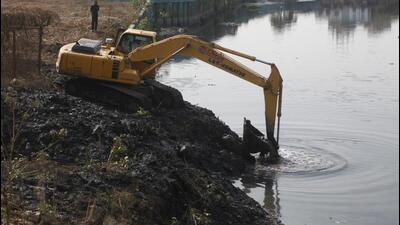 Desilting the Mithi is an annual exercise (Hindustan Times) Desilting the Mithi is an annual exercise (Hindustan Times)