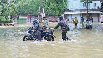 Mumbai, India - May 26, 2025:Water logging at Hindmata, in Mumbai, India, on Monday, May 26, 2025. (Photo by Anshuman Poyrekar/ Hindustan Times) (Hindustan Times) Mumbai, India - May 26, 2025:Water logging at Hindmata, in Mumbai, India, on Monday, May 26, 2025. (Photo by Anshuman Poyrekar/ Hindustan Times) (Hindustan Times)