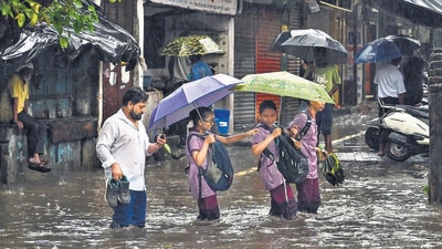 The waterlogging at Mumbai's Gandhi Market in the Sion area of Mumbai. (Raju Shinde/Hindustan Times) The waterlogging at Mumbai's Gandhi Market in the Sion area of Mumbai. (Raju Shinde/Hindustan Times)