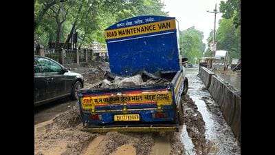 PMC’s maintenance vehicle got stuck in a muddy stretch on Tuesday. (HT)