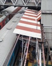 Passengers travelling to other regions across the country and those waiting for trains have also been affected with their luggage soaked (HT) Passengers travelling to other regions across the country and those waiting for trains have also been affected with their luggage soaked (HT)