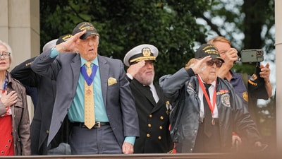 Veterans salute as they attend the annual National Memorial Day Observance in the Memorial Amphitheater at Arlington National Cemetery in Arlington, Virginia, U.S., May 26, 2025. REUTERS/Ken Cedeno (REUTERS)