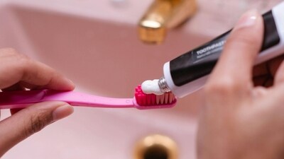 The American Dental Association (ADA) recommends brushing teeth for at least 2 minutes, twice a day. (Pexels) The American Dental Association (ADA) recommends brushing teeth for at least 2 minutes, twice a day. (Pexels)