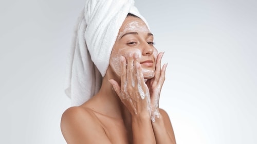 For sensitive skin, opt for hypoallergenic or dermatologist-tested face masks. (Freepik) For sensitive skin, opt for hypoallergenic or dermatologist-tested face masks. (Freepik)