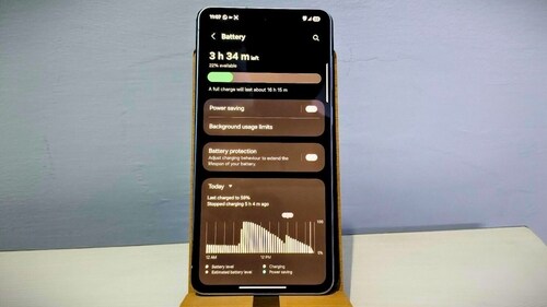 The Samsung Galaxy S25 Edge features a 3,900 mAh battery with 25W wired charging support. (Ijaj Khan/ HT) The Samsung Galaxy S25 Edge features a 3,900 mAh battery with 25W wired charging support. (Ijaj Khan/ HT)