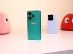 realme GT 7 in Aston Martin Green and IceSense Blue.