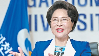At 93, Korean university president Lee Gil-ya's youthful looks leave internet in awe. At 93, Korean university president Lee Gil-ya's youthful looks leave internet in awe.