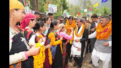 Himachal Pradesh chief minister Sukhwinder Singh Sukhu being welcomed in Banjar area of ​​​​Kullu on Wednesday. (Aqil Khan/HT)