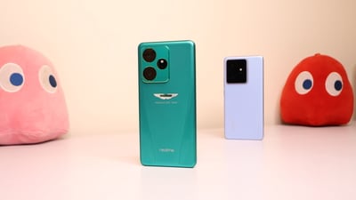 realme GT 7 in Aston Martin Green and IceSense Blue. (Shaurya Sharma - HT )