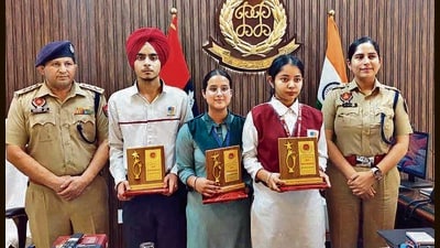 Under the government’s initiative, Ek Din DC/SSP De Sang, top-three meritorious students from district had the privilege of spending a day with SSP Khanna. (HT Photo) Under the government’s initiative, Ek Din DC/SSP De Sang, top-three meritorious students from district had the privilege of spending a day with SSP Khanna. (HT Photo)