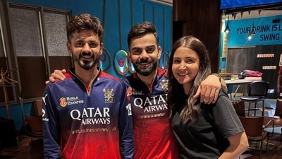 Anushka Sharma and Virat Kohli posed with Mohit Rathee for a picture. Anushka Sharma and Virat Kohli posed with Mohit Rathee for a picture.