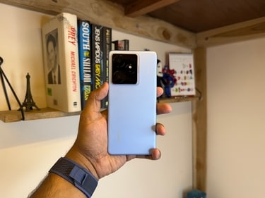 The IceSense Blue colourway is minimal, and not flashy unlike some other performance-centric phones, and it is certainly refreshing to see. (Shaurya Sharma - HT)
